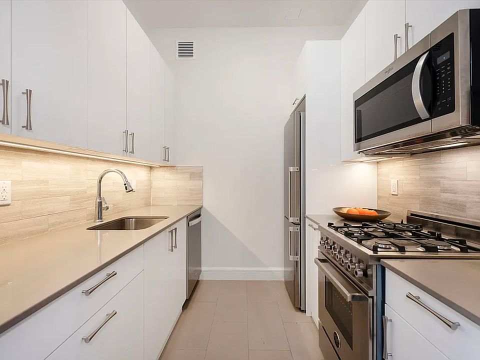 1st image of 110 Greenwich St APT 6F