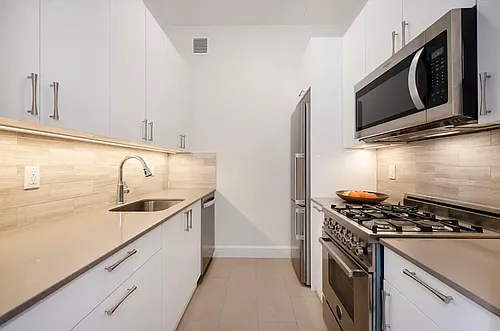 110 Greenwich St Photo 1