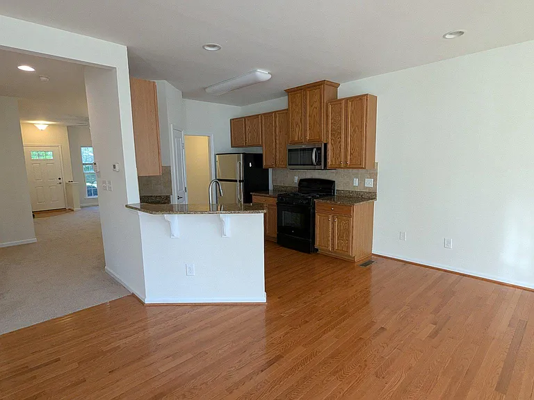 1309 Madison Ln — Photo 7