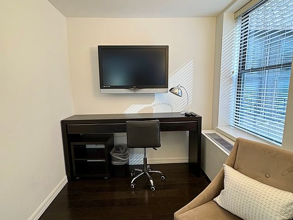 5th image of 150 W 51st St APT 2025