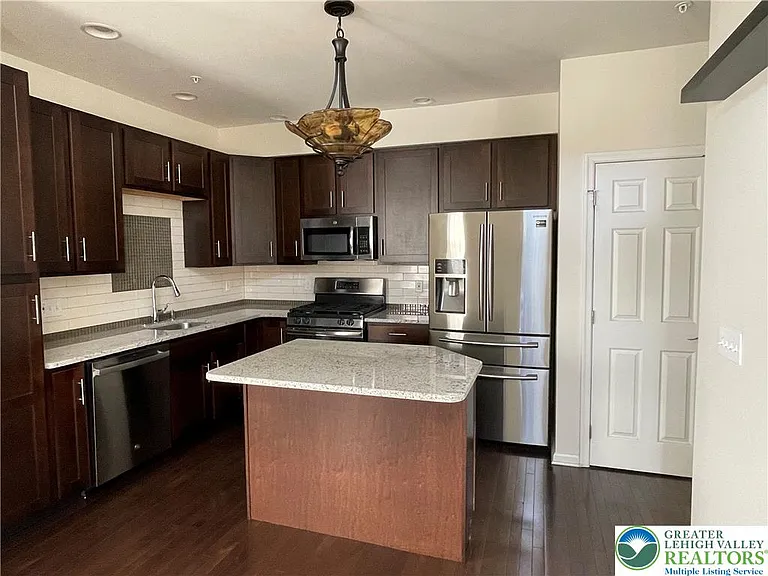 1350 Caspian St — Photo 5