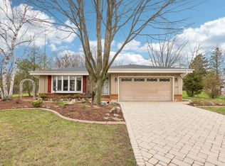 5550 Lakeview Dr, Greendale, WI 53129