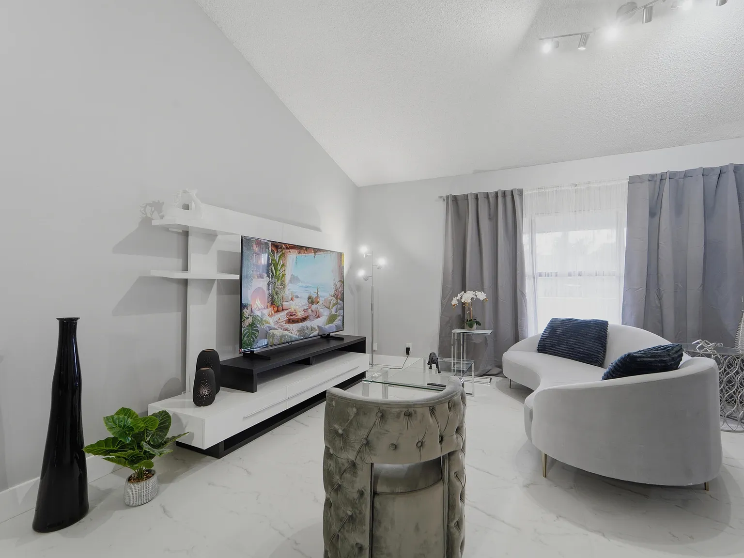 4 bed, 2.5 bath, 2379 sqft, $9,000 — Photo 3