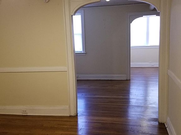 4th image of 103 S 49th Ave