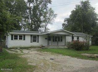 325 E William St, Salem, IL 62881