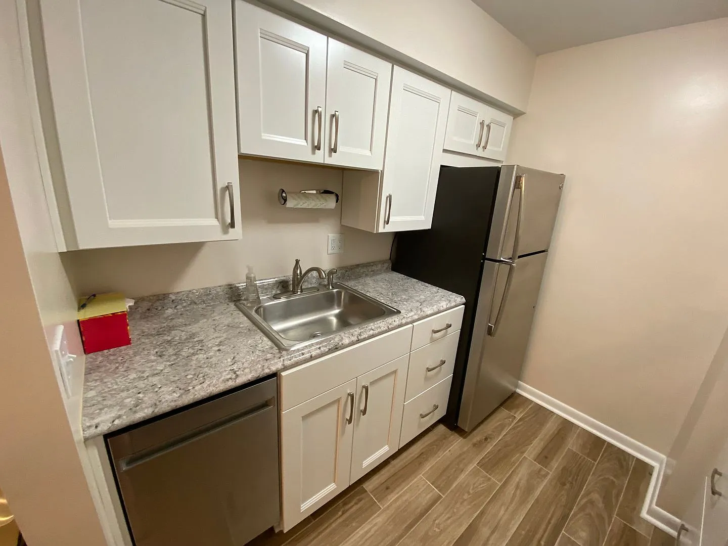 Cozy 1 Bedroom in a Quiet Building in Emsworth! — Photo 3
