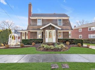 10 Crocus Ave, Floral Park, NY 11001