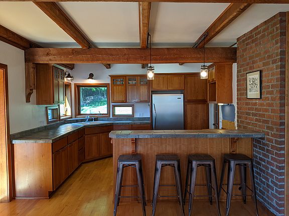 Spacious kitchen and large walk in pantry (no dishwasher or microwave)