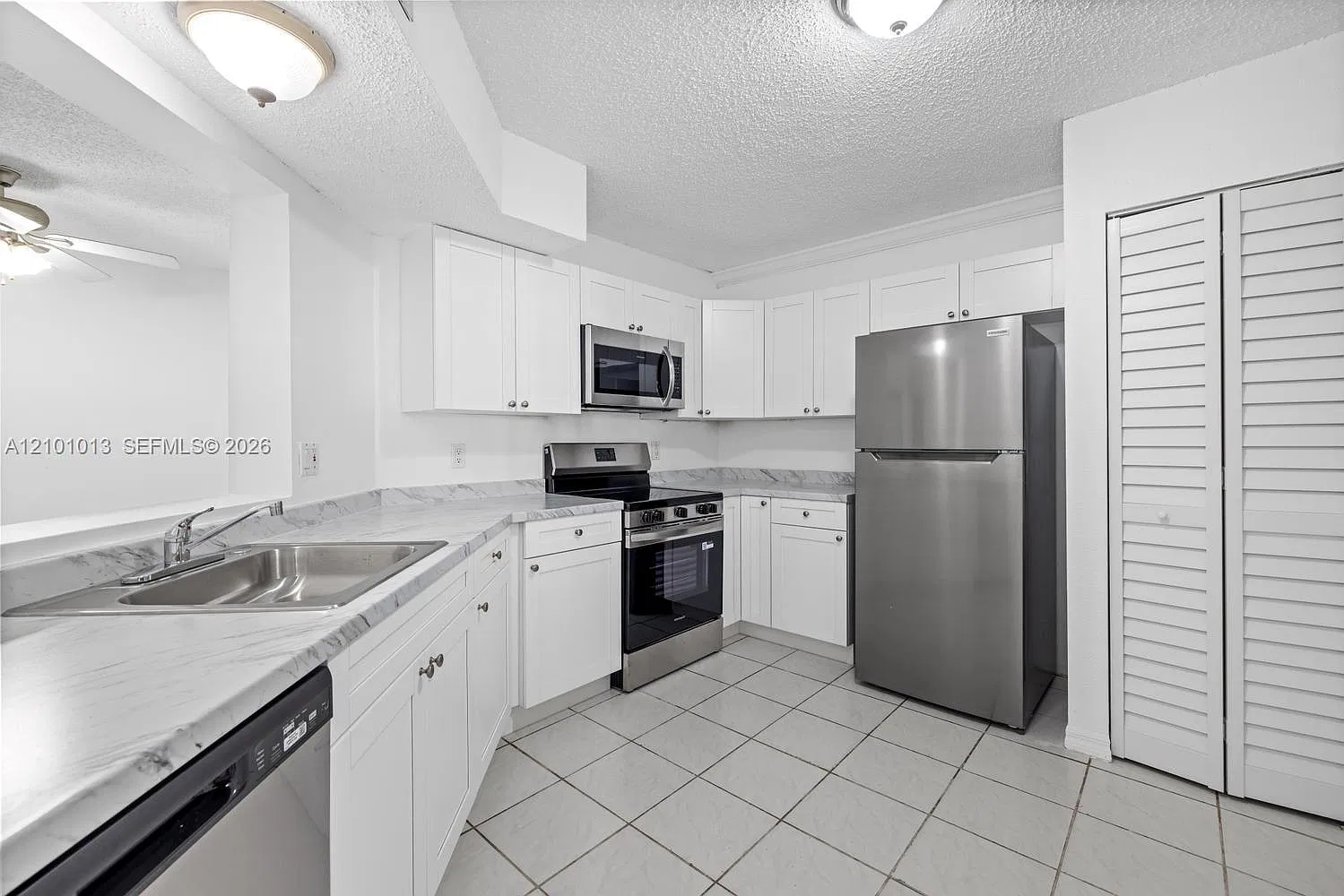 1055 N Franklin Ave — Photo 1