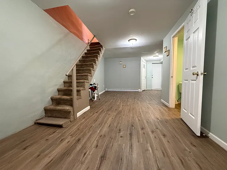 212 E Sheldon St — Photo 27