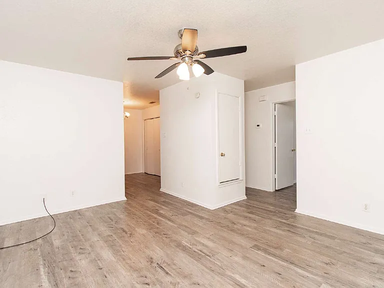 2018 Cedarhill Dr #C — Photo 2