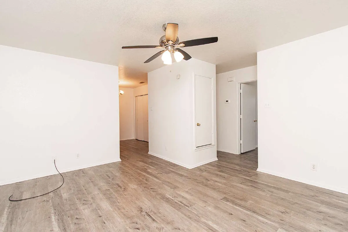 Building Photo - 2018 Cedarhill Dr #C