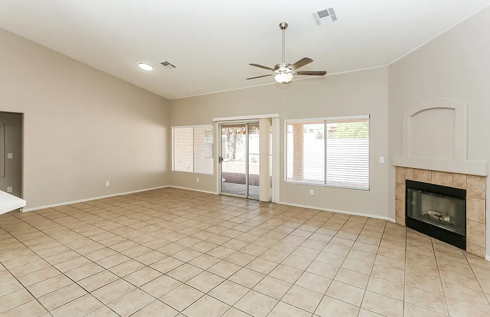 3 bed, 2.0 bath, 1506 sqft, $2,140 — Photo 3