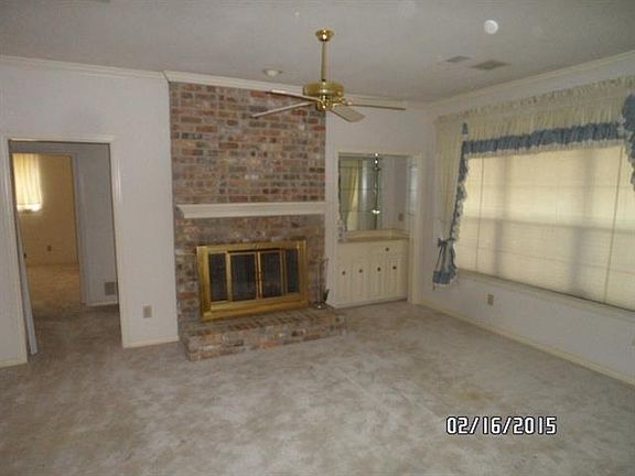 3rd image of 902 Gregory Dr