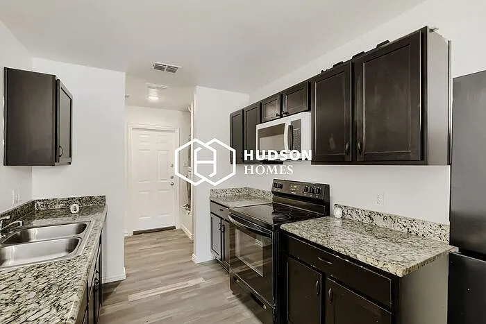 524 E Texas St — Photo 5