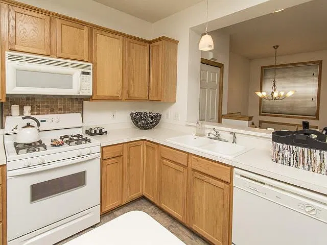 2 bed, 1.5 bath, 1500 sqft, $2,050 — Photo 3