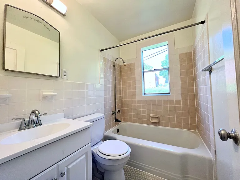 Latham Park Manor — Photo 29