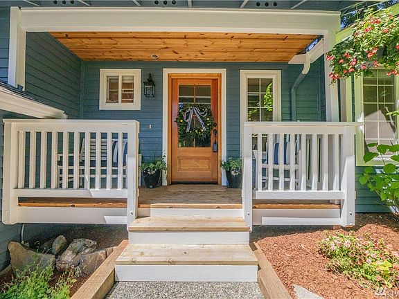 Such a welcoming front porch. 