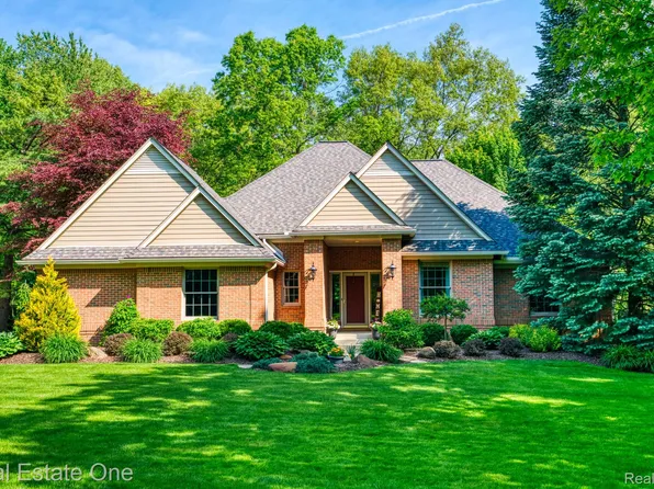 7927 Debora Dr, Brighton, MI 48114