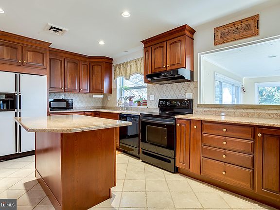 2nd image of 1306 Lyons St