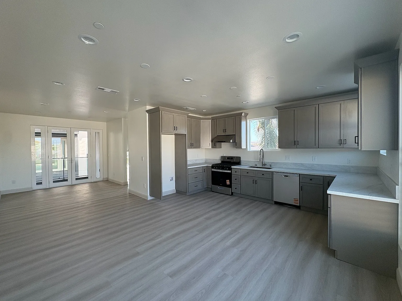 3 bed, 3.5 bath, 1564 sqft, $4,300 — Photo 1