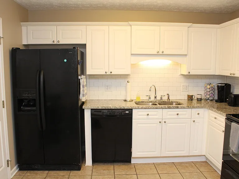 951 Sandstone Ln — Photo 4