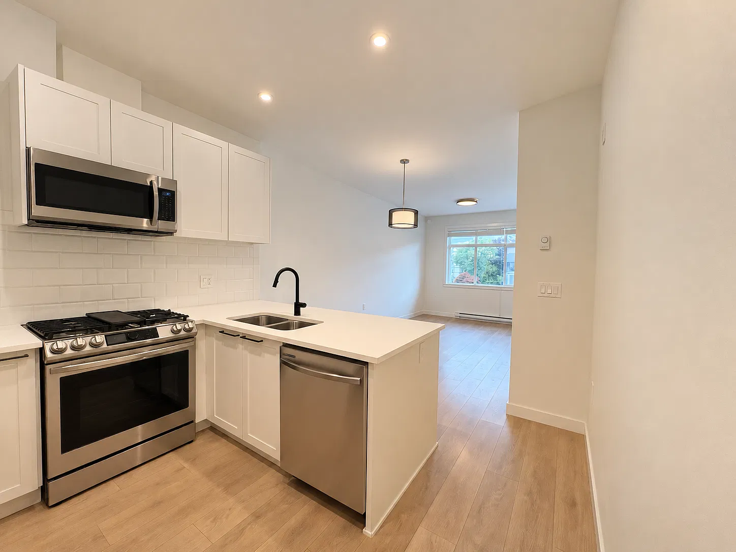 2 bed, 754 sqft, $2,075 — Photo 4