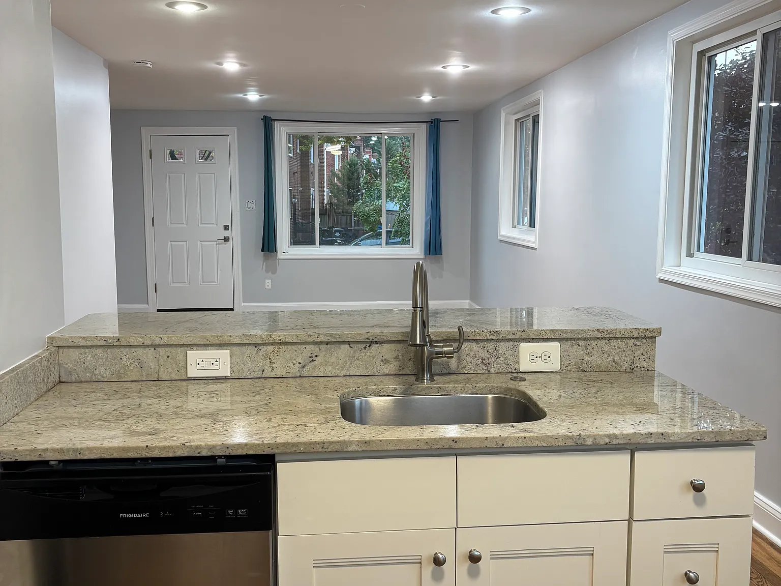3 bed, 1320 sqft, $3,203 — Photo 4