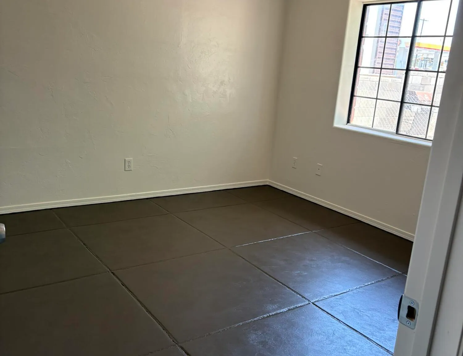 3 bed, 2.0 bath, 2200 sqft, $1,550 — Photo 3