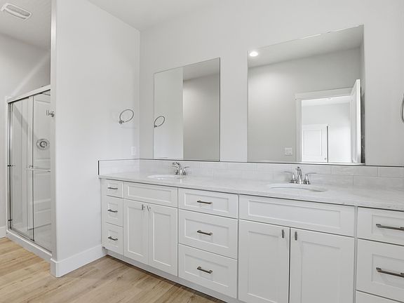 5th image of 609 N Creative Way