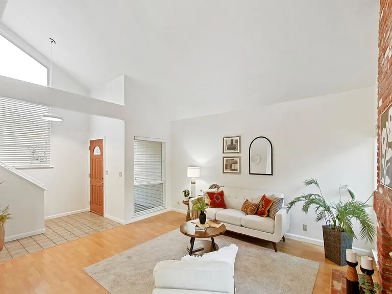 325 E 8th St #5 — Photo 24