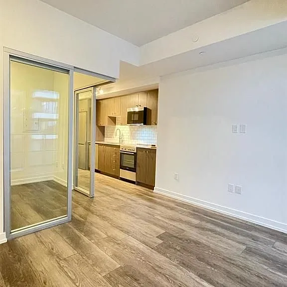 5 Wellington St S — Photo 10