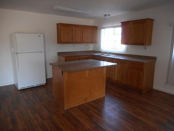 5th image of 38370 Porter St