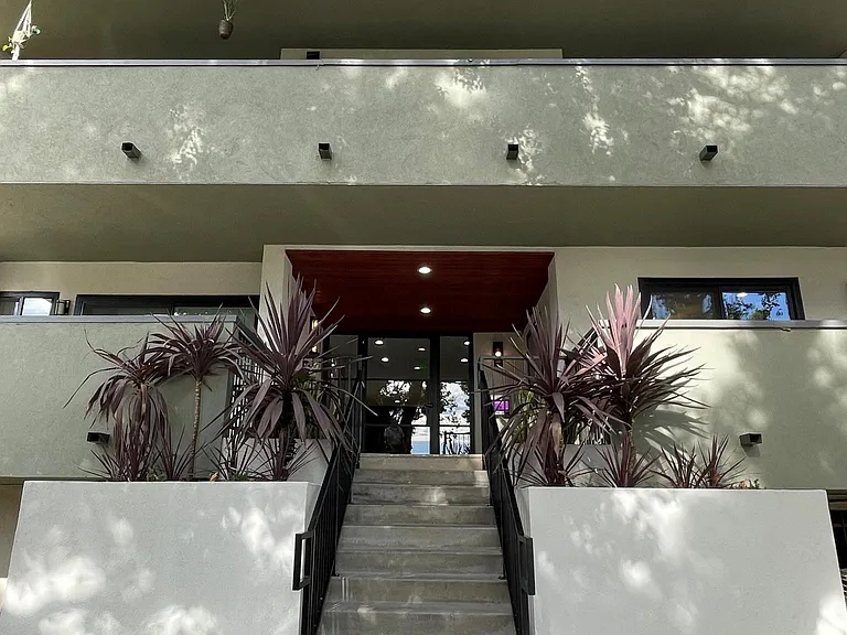 San Pasqual Apartments — Photo 26