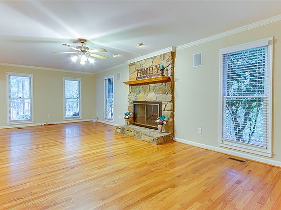 3rd image of 403 Primrose Ct