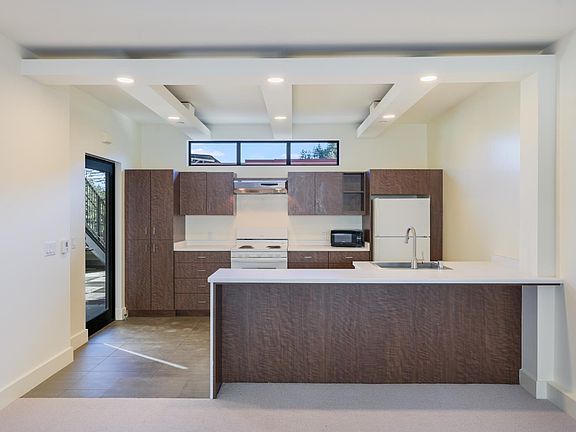 3rd image of 31 Lovell Avenue