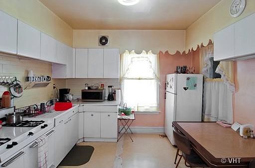 3rd image of 1519 Lombard Ave