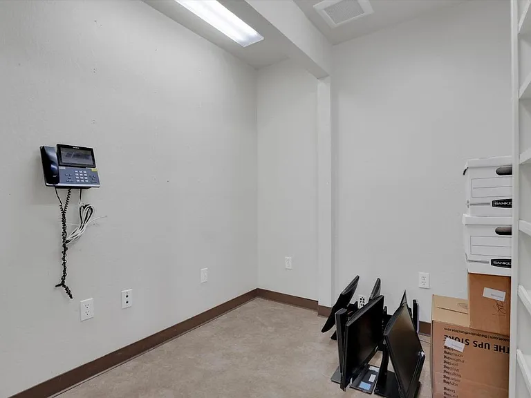 490 E L St — Photo 11