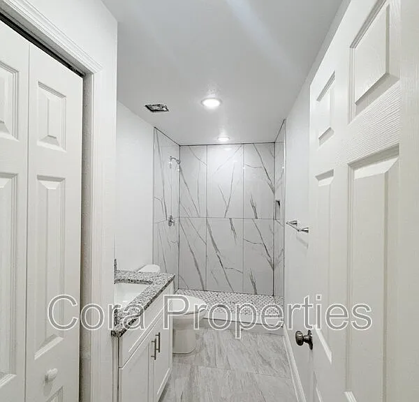 403 E Pearl St — Photo 6