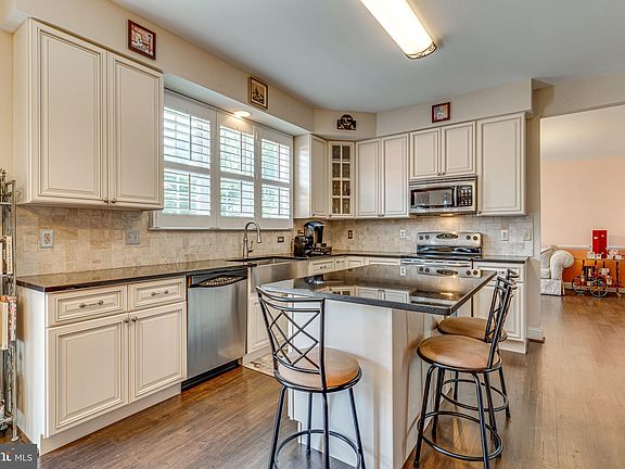 4th image of 3015 Wildflower Dr