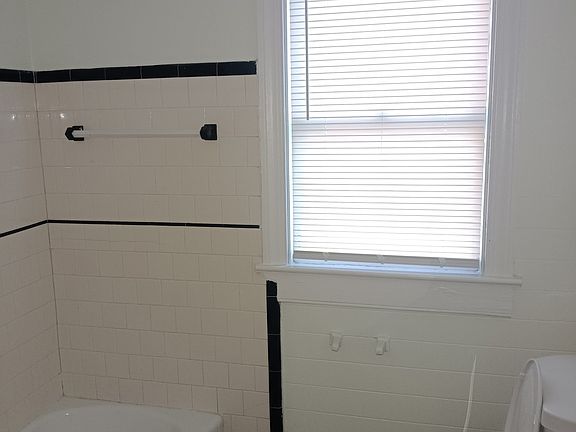 4th image of 511 Lyons Ave