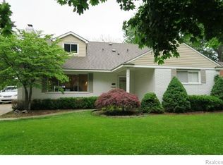 740 Anita Ave, Grosse Pointe Woods, MI 48236