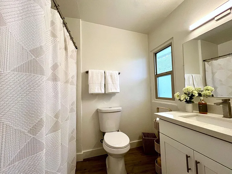 Crescent Apartments — Photo 4
