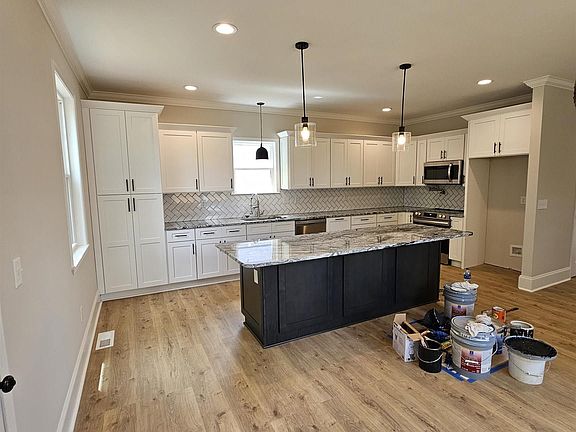 4th image of 301 Averill St