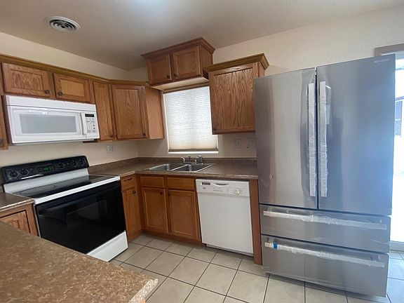 Kitchen (Main Floor)