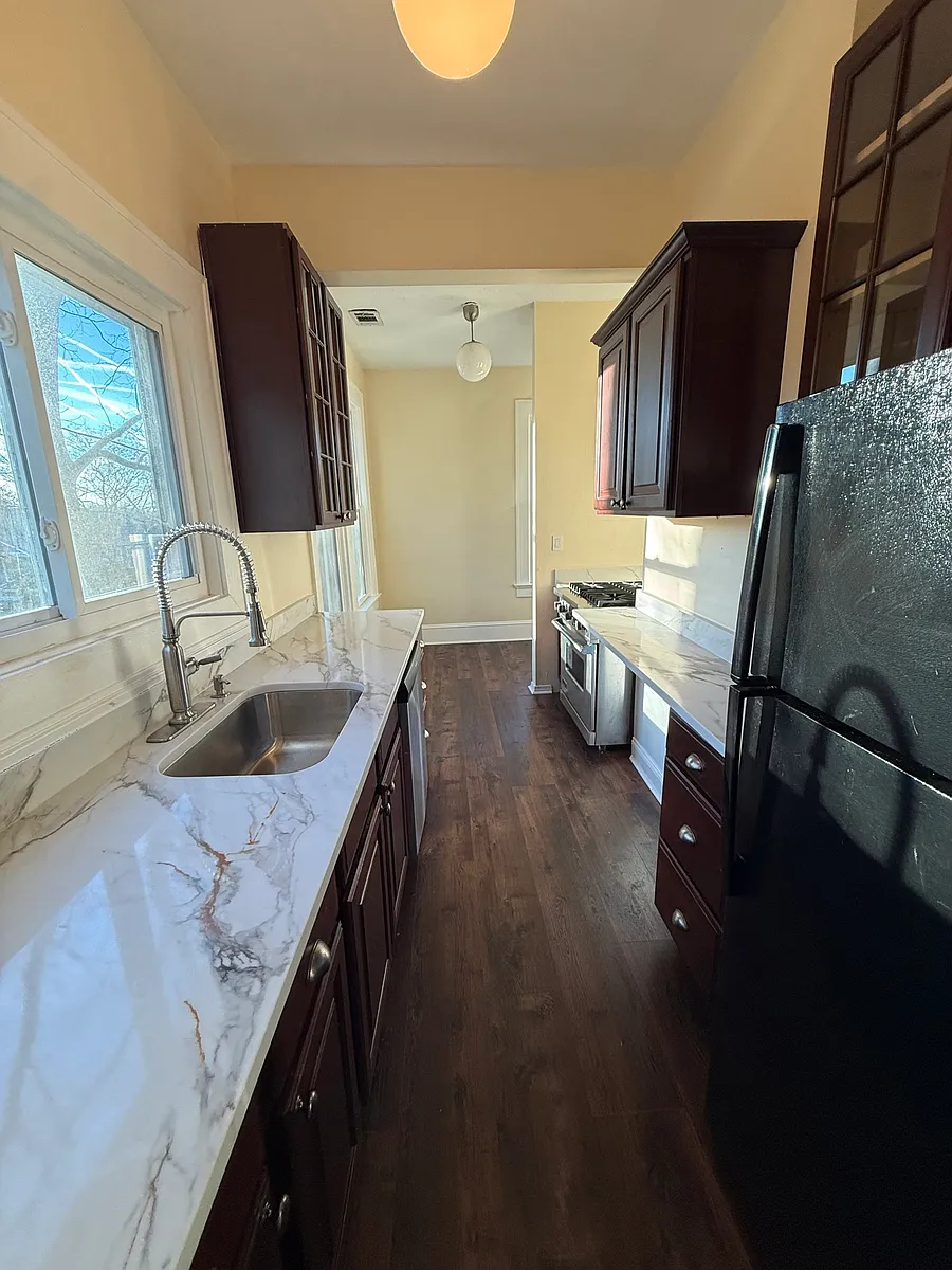 Building Photo - 604 Boulevard SE