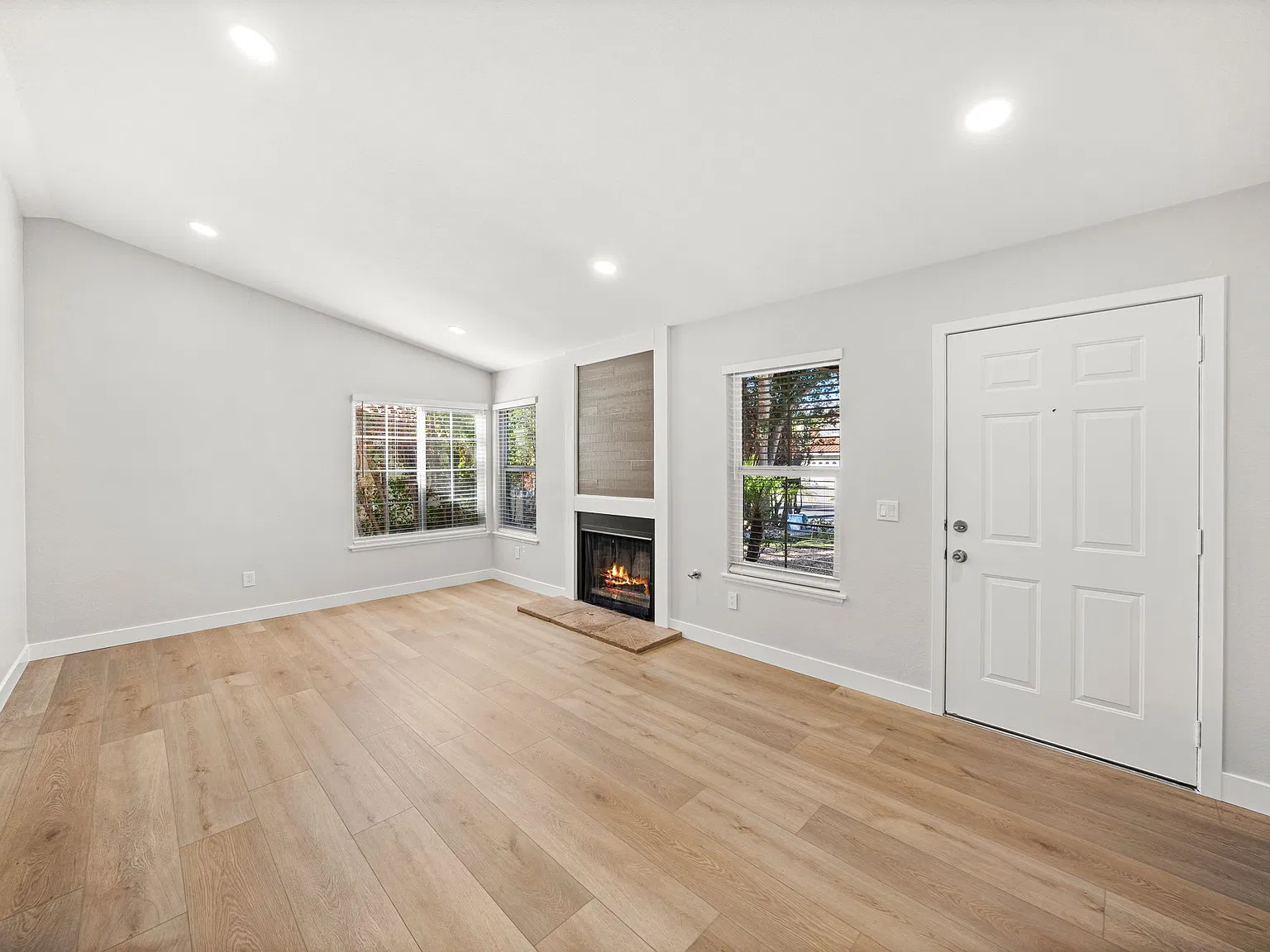 3 bed, 1316 sqft, $2,675 — Photo 3