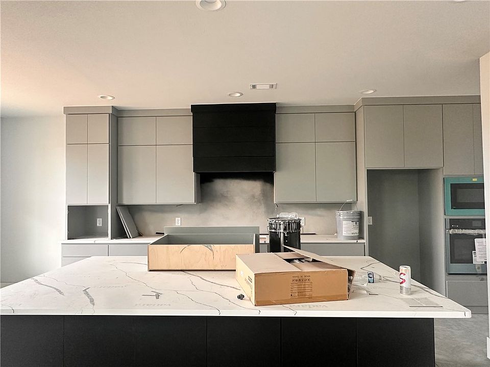 2nd image of 1121 Longbourn Dr