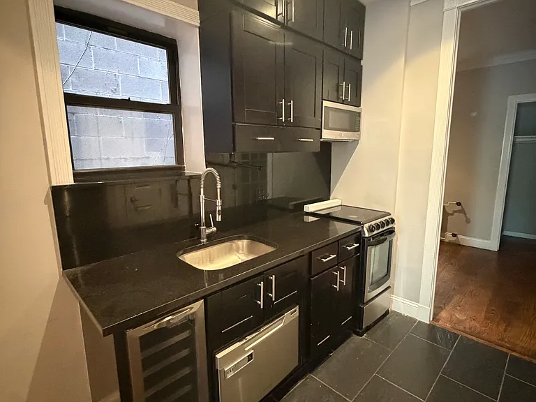 325 E 5th St #D3 — Photo 6