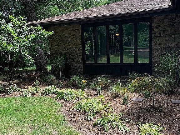 Left Front Shrub Bed